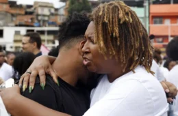 Sob facções e operações, população de favelas vive traumas e adoece