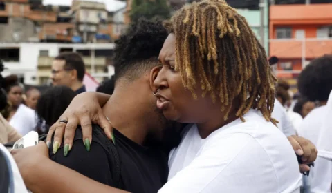 Sob facções e operações, população de favelas vive traumas e adoece