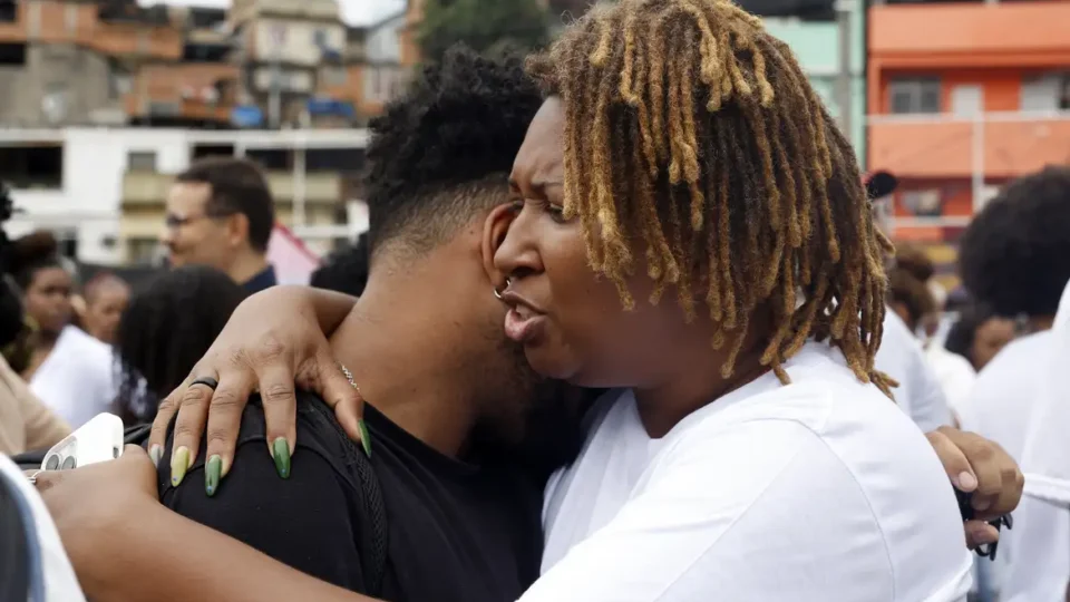 Sob facções e operações, população de favelas vive traumas e adoece