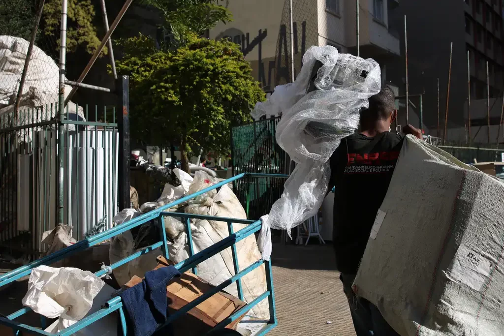 Foco da indústria de alimentos em reciclagem de embalagens não resolve ‘crise do plástico’, dizem ambientalistas