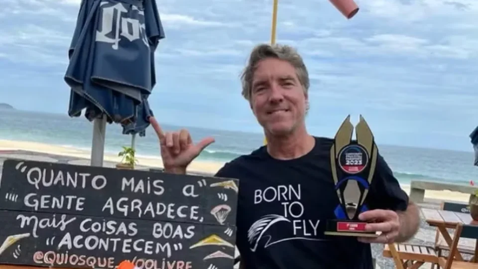 Bicampeão de asa-delta morre ao cair de parapente no Rio