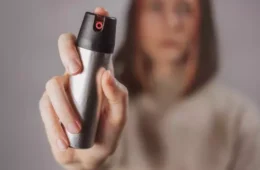 Entenda regras para mulheres usarem spray de pimenta para defesa pessoal