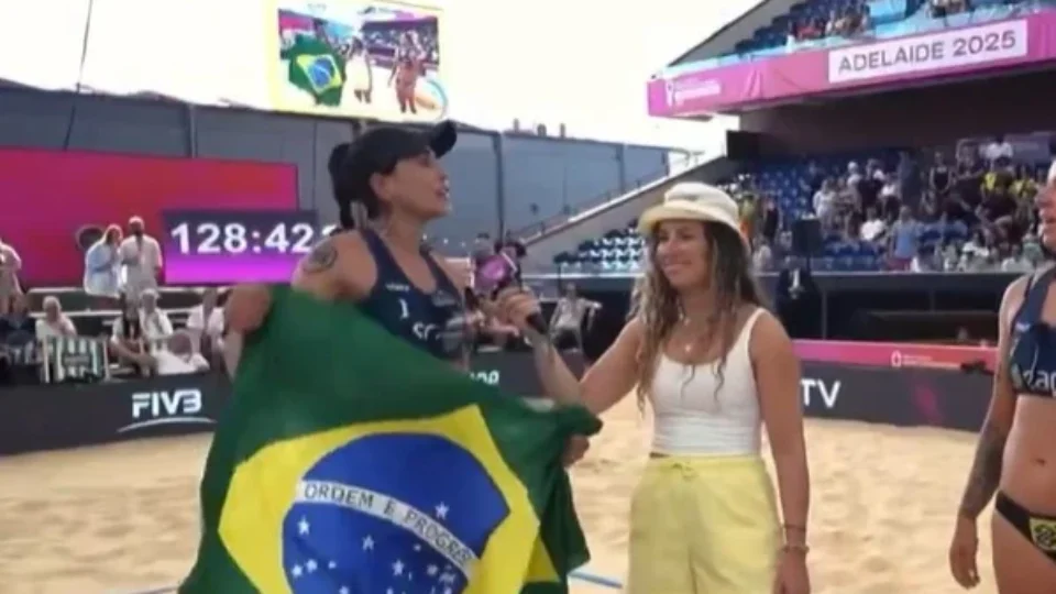 Carol Solberg comemora na TV prisão de Bolsonaro ao ganhar bronze no Mundial de Vôlei
