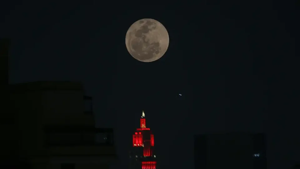 Superlua, chuva de meteoros e encontros celestes marcam o céu de novembro
