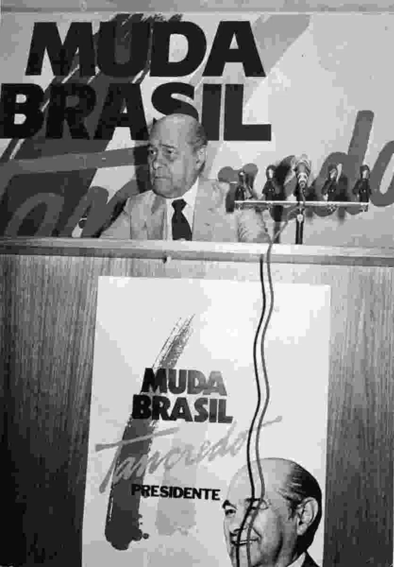 Eleição Tancredo Neves Na foto, Tancredo Neves no palanque de discurso durante a campanha presidencial em 1984. Imagem: Arquivo Nacional
