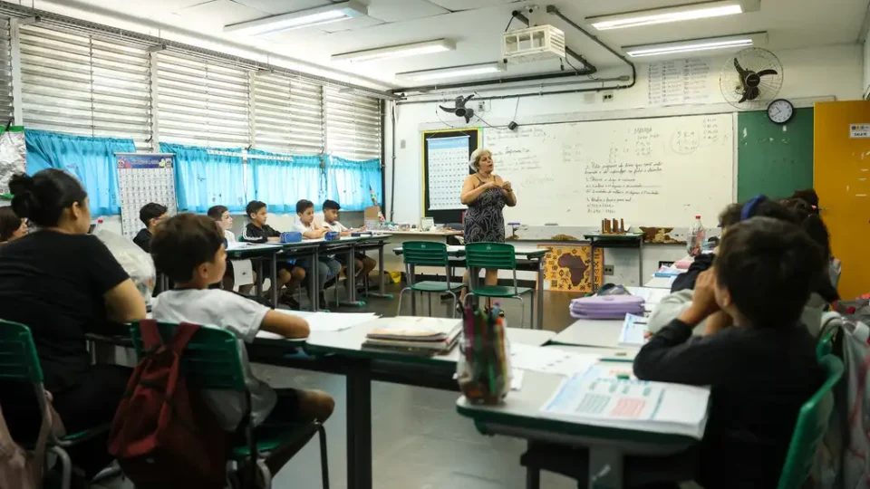 Governo regulamenta Bolsa Mais Professores de R$ 2,1 mil; saiba quem tem direito