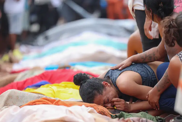Sob facções e operações, população de favelas vive traumas e adoece