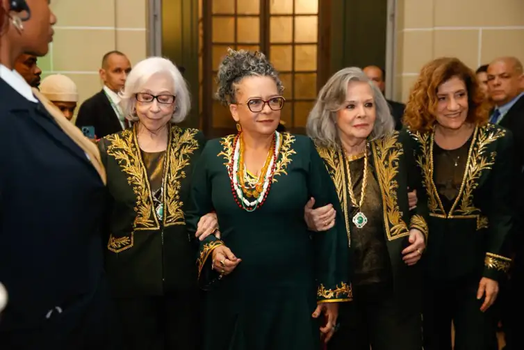 Ana Maria Gonçalves, ao centro, ladeada por outras imortais: Fernanda Montenegro, Rosiska Darcy e Miriam Leitão. Foto: ABL/ Dani Paiva.