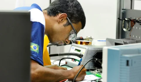 Profissões técnicas ganham destaque com salários de até R$ 15 mil mensais; saiba quais