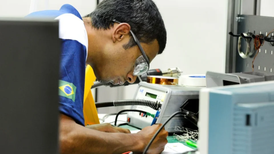 Profissões técnicas ganham destaque com salários de até R$ 15 mil mensais; saiba quais
