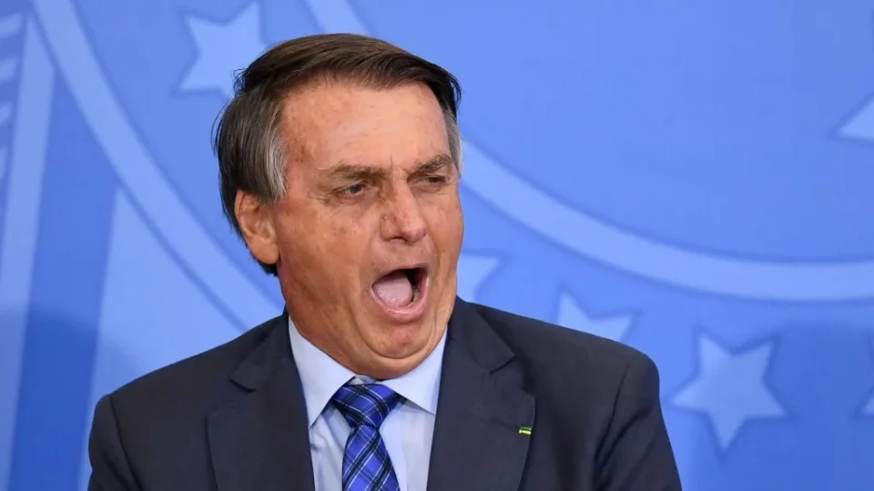 Projeto reduz pena, mas prisão em regime fechado só cai para 2 anos se Bolsonaro trabalhar e estudar
