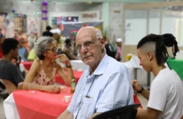 Padre Júlio Lancelotti promove almoço de Natal para moradores de rua em SP