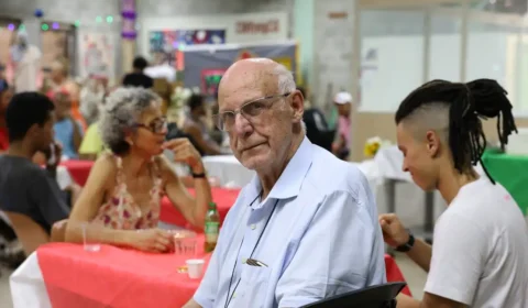 Padre Júlio Lancelotti promove almoço de Natal para moradores de rua em SP
