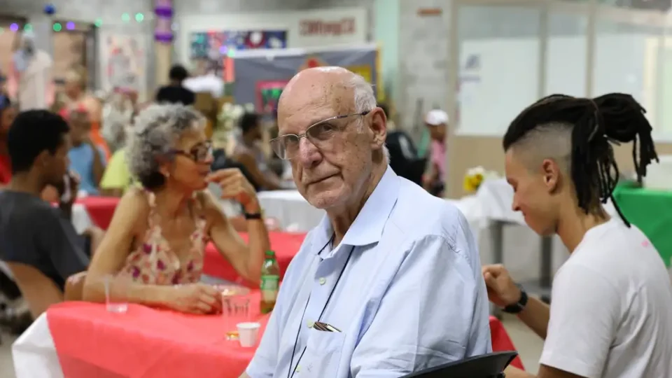 Padre Júlio Lancelotti promove almoço de Natal para moradores de rua em SP