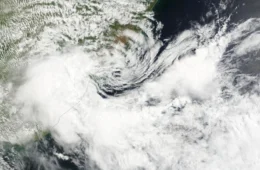 Previsão do tempo: ciclone traz chuva intensa e ventos acima de 100 km/h