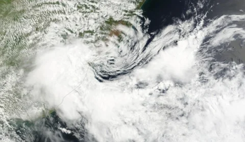 Previsão do tempo: ciclone traz chuva intensa e ventos acima de 100 km/h