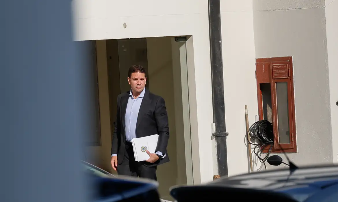 Diretor da PF diz que prisão de Ramagem nos EUA é resultado de cooperação com o Brasil