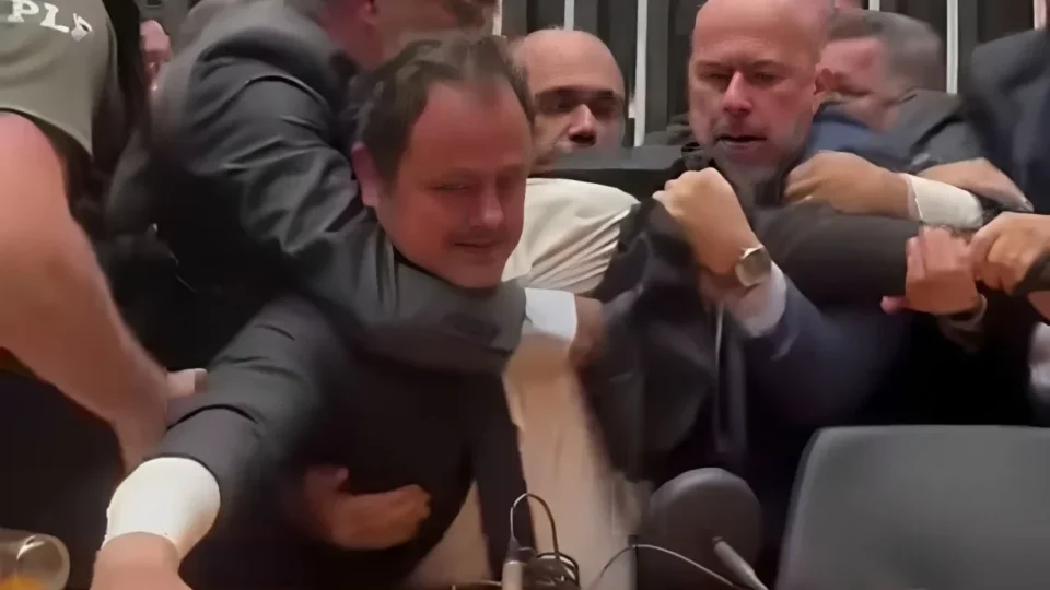 MOTTA INSTAURA DITADURA NA CÂMARA