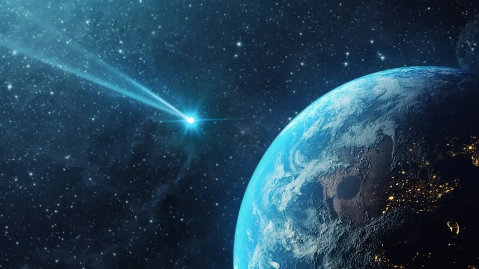 Sem risco, o cometa 3I/Atlas se afasta da Terra após chegar à menor distância já registrada.
