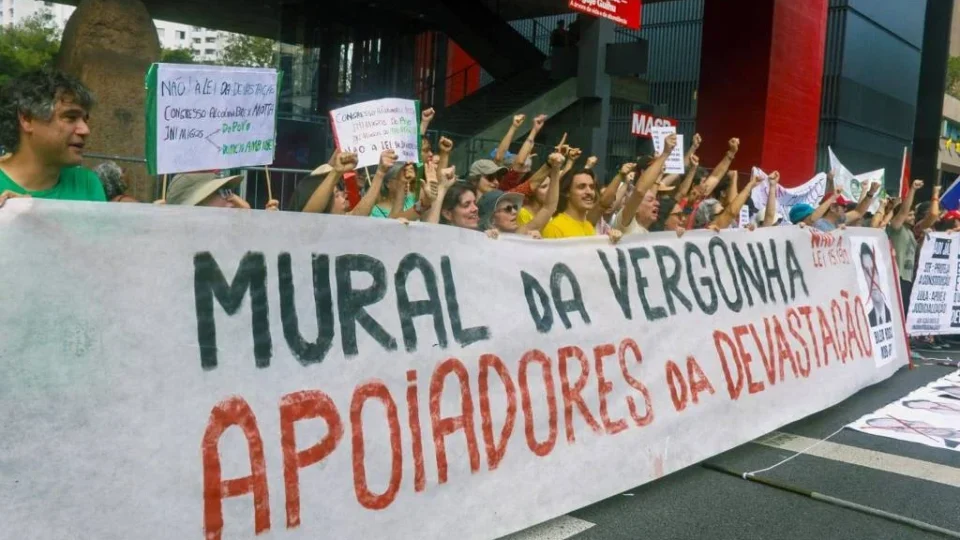 Ambientalistas fazem protestos contra nova lei do licenciamento