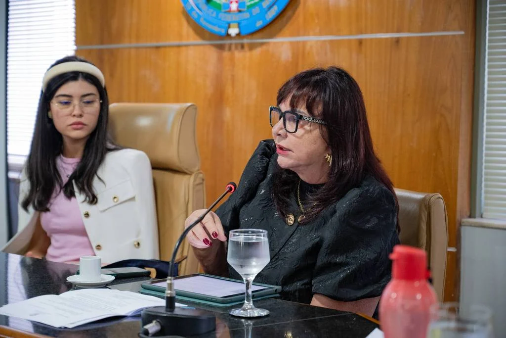 Mariana Ferrer e Maria Helena Mallmann, ministra do TST, na votação da Carta de Prerrogativas das Vítimas. (Foto: Divulgação)