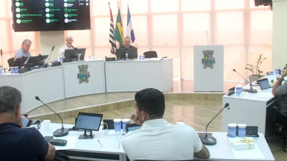 Câmara de Itapecerica da Serra aprova aumento de 70% a secretários em 1min34s