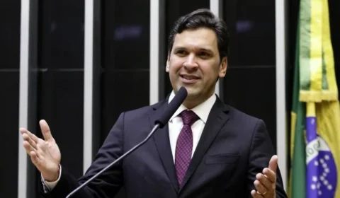 Investigada por desvio no SUS é apontada como funcionária fantasma de líder do MDB