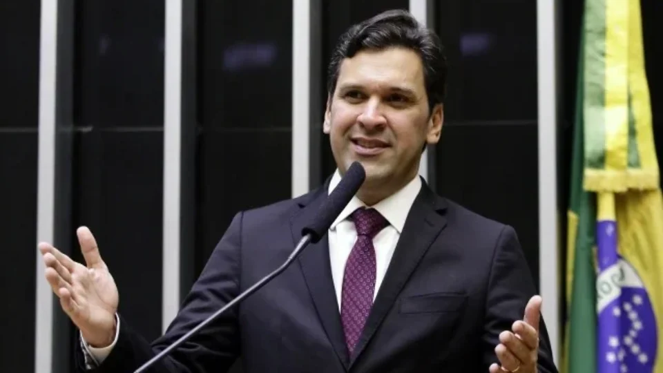 Investigada por desvio no SUS é apontada como funcionária fantasma de líder do MDB
