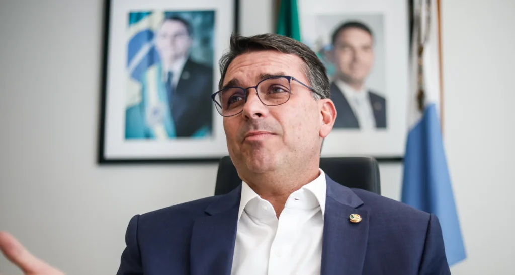 Flávio Bolsonaro abandona Hélio Negão, lança deputada para TCU e nega acordo com PT