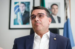 Lindbergh aciona PF para apurar vínculos de Flávio Bolsonaro com fraudes no INSS