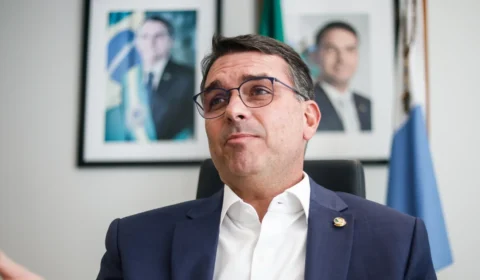 Centrão repensa aliança com Flávio Bolsonaro após áudios com Vorcaro