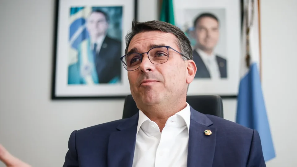 Anotações da cúpula do PL sobre palanques de Flávio sugerem troca de vice de Tarcísio