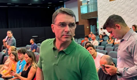Candidatura fake: Flávio diz que preço da desistência é Bolsonaro anistiado e nas urnas