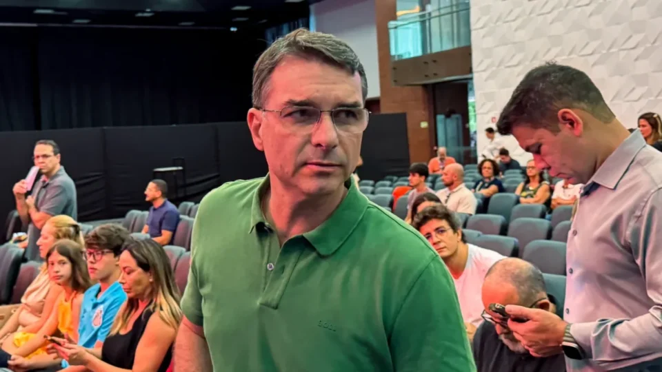 Flávio Bolsonaro vai atrás de ‘recall’ do pai em igrejas evangélicas