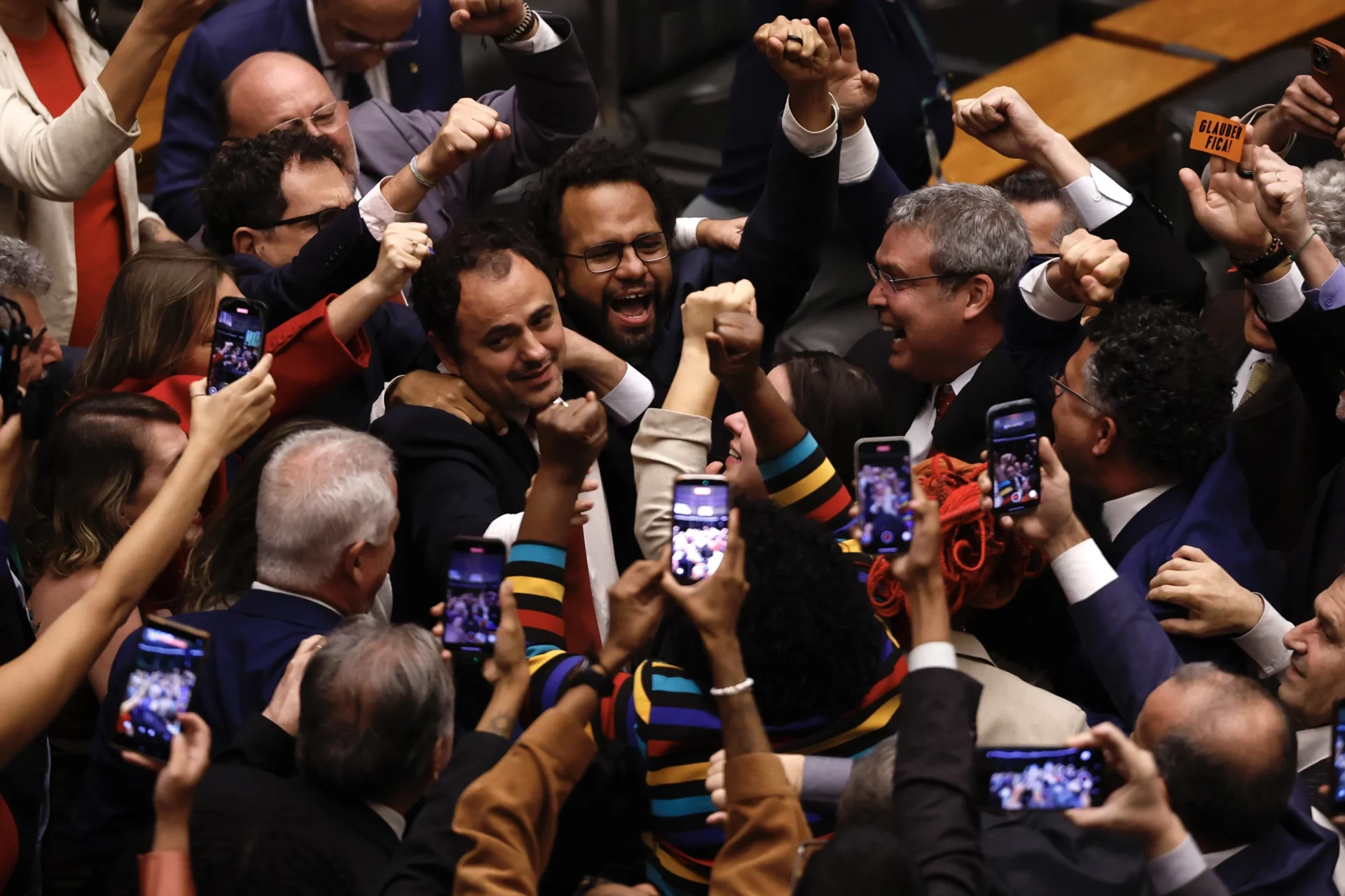 Glauber Braga e deputados de esquerda comemoram manutenção do mandato. Foto: Pedro Ladeira/Folhapress