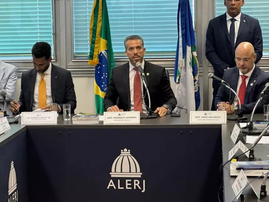 O presidente da CCJ, Rodrigo Amorim, apresentou o projeto que votará a revogação da prisão de Bacellar. - Foto: Tempo Real