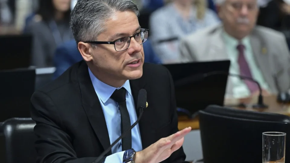 Senador anuncia coleta de assinaturas para CPI sobre contrato milionário ligado a Moraes