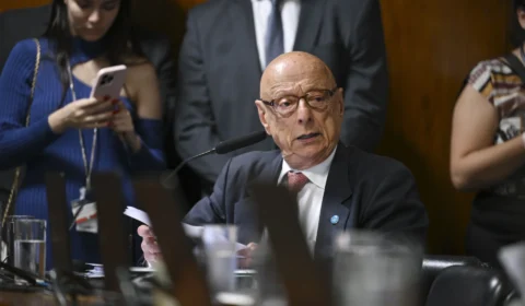 Comissão aprova redução de penas para Bolsonaro e 8/1; proposta vai ao plenário