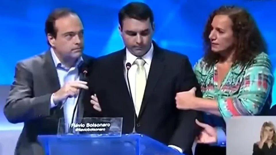 Vídeo com Flávio Bolsonaro desmaiando em campanha eleitoral volta a circular nas redes