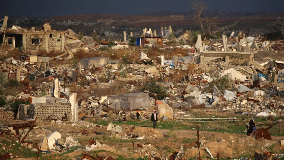 ‘Plano de paz’ de Gaza tem bombas diárias 3 anos após início da guerra