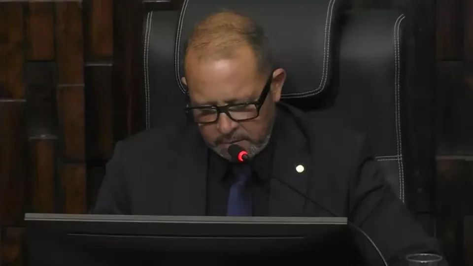 Alerj mantém sessão sob comando de Delaroli; prisão de Bacellar não é citada