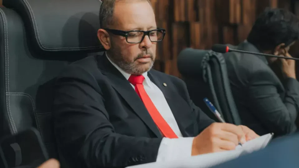 Após nova fase da PF, presidente em exercício exonera aliados de Bacellar na Alerj