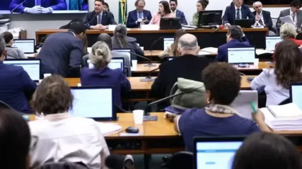 Comissão da Câmara aprova PNE e enterra emenda que liberava homeschooling