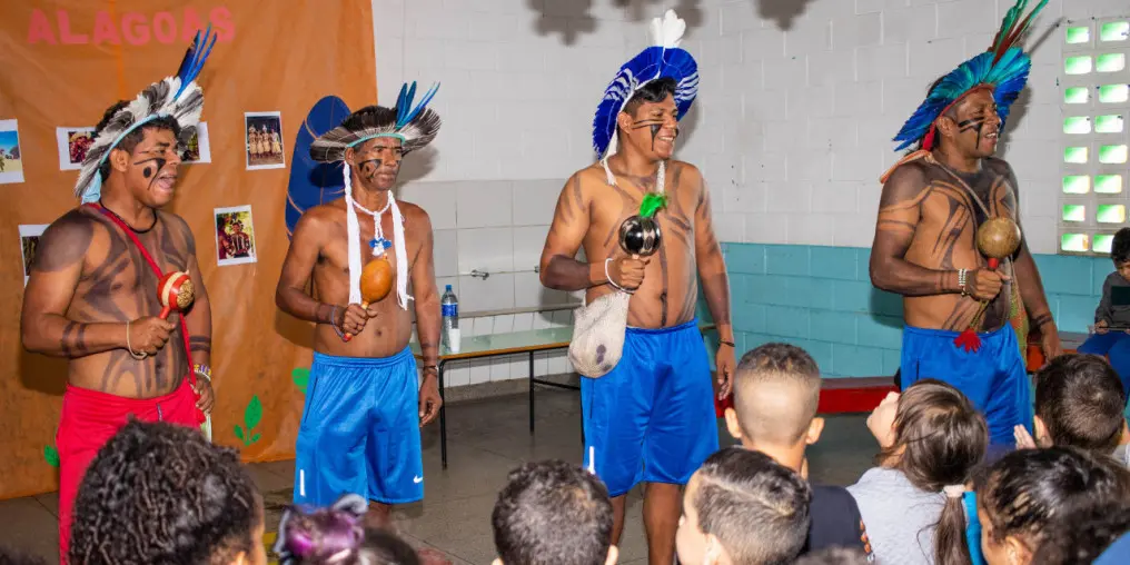 Na imagem, grupo de indígenas do povo Kariri-Xocó trocam saberes com alunos de escola de educação infantil da rede pública na Grande São Paulo. Foto: Secom Ferraz de Vasconcelos