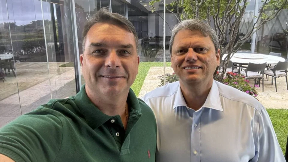 Bolsonaristas reclamam de apoio envergonhado de Tarcísio à pré-campanha de Flávio à Presidência