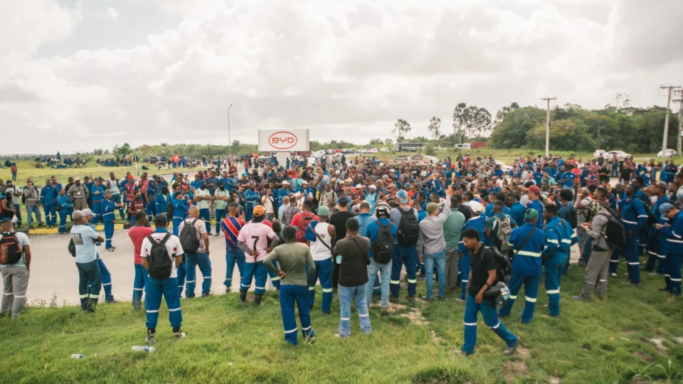 Funcionários da BYD fazem greve por melhores condições de trabalho
