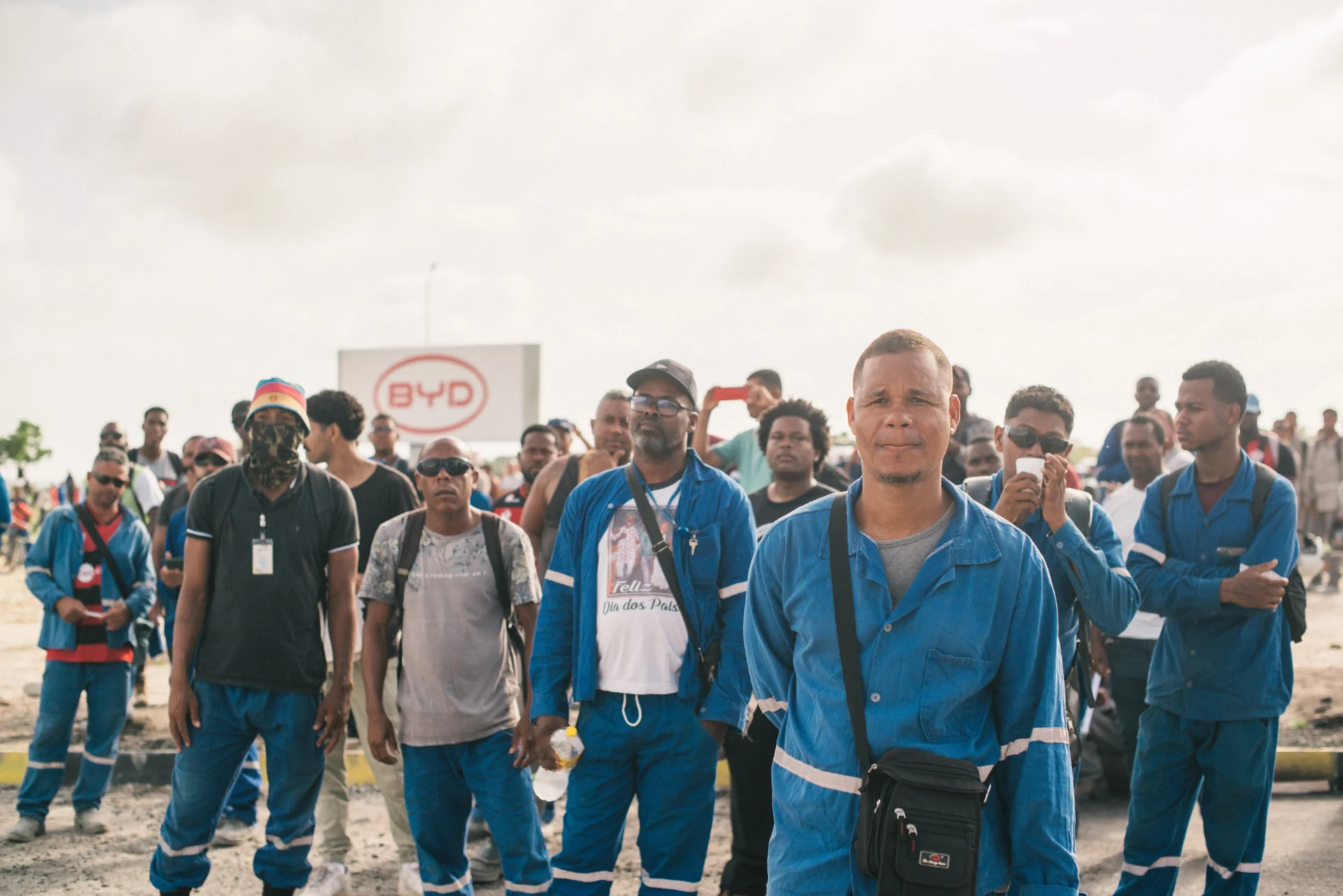 Trabalhadores da BYD fazem greve por melhores condições de trabalho e contra escala 6x1 na BA. (Foto: Isabella Tanajura / Jornal A Verdade)