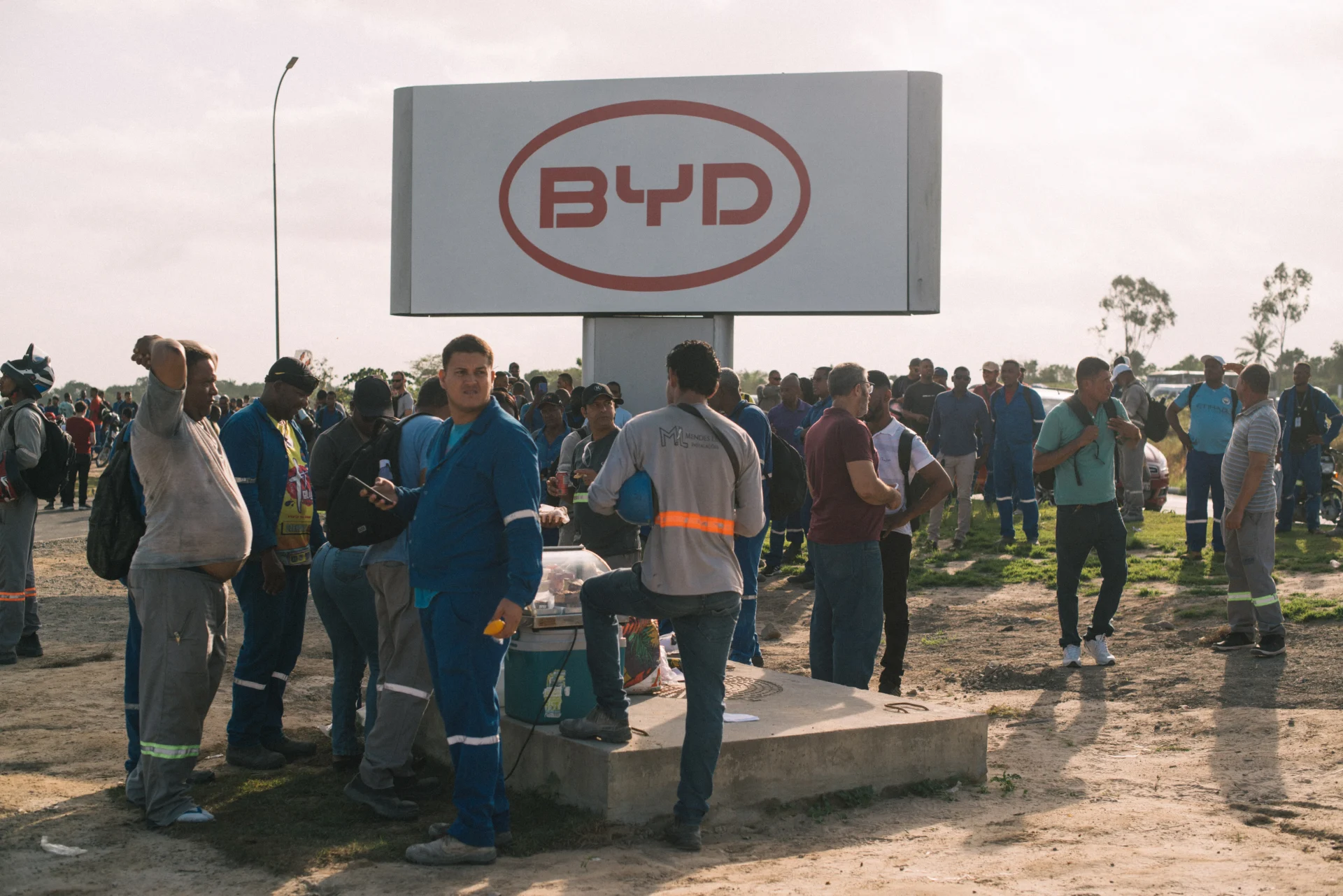 Trabalhadores da BYD fazem greve por melhores condições de trabalho e contra escala 6x1 na BA