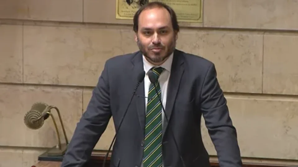Carlos confirma renúncia a mandato no RJ e diz que vai atender a uma ‘missão maior’