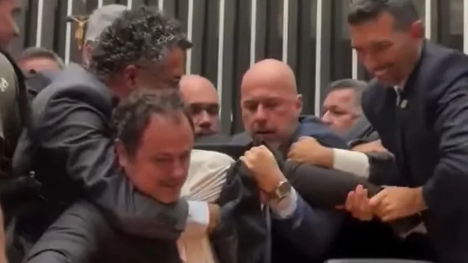 Deputados do PSOL registram boletim de ocorrência por agressão na Câmara e responsabilizam Motta